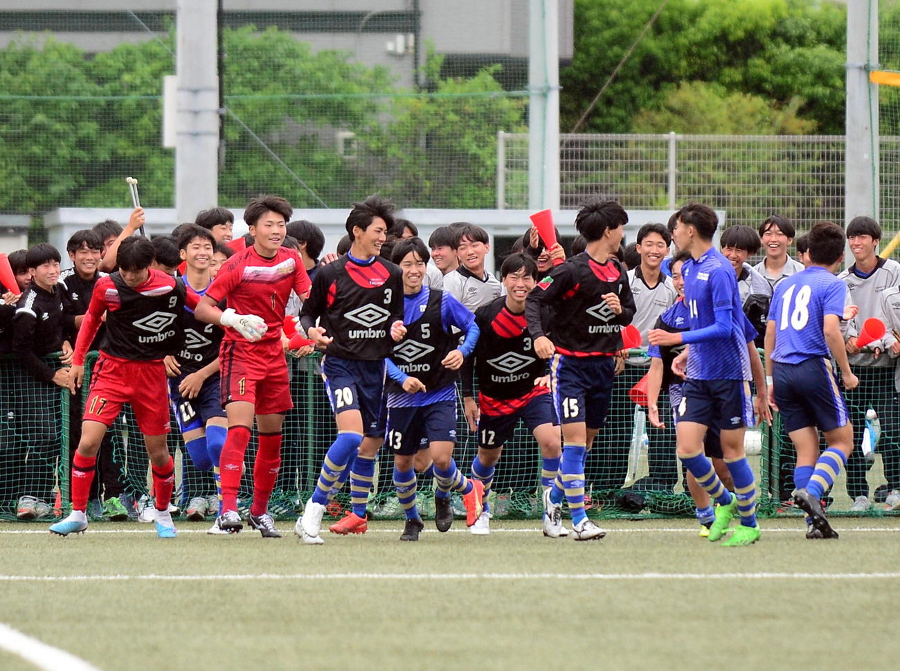 PK戦勝利を喜ぶ橋本（手前左から2人目）ら常葉大橘イレブン