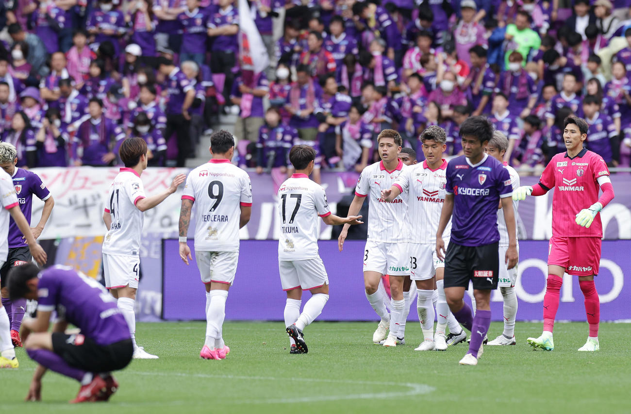 京都対C大阪　京都に勝利し喜ぶGKキム・ジンヒョン（右端）らC大阪の選手たち（撮影・前田充）