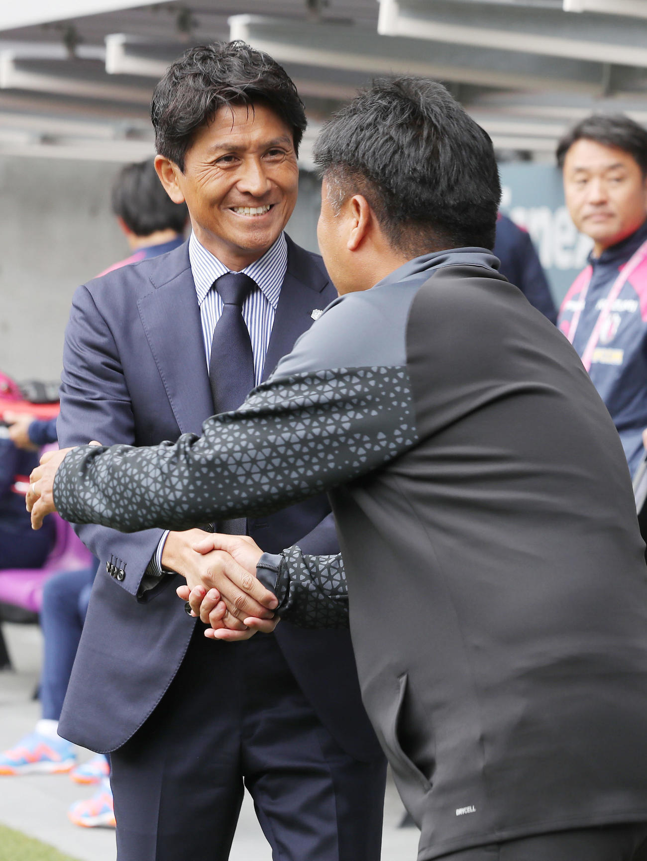 京都対C大阪　試合前、京都曹監督（右）と握手しあいさつを交わすC大阪小菊監督（撮影・前田充）
