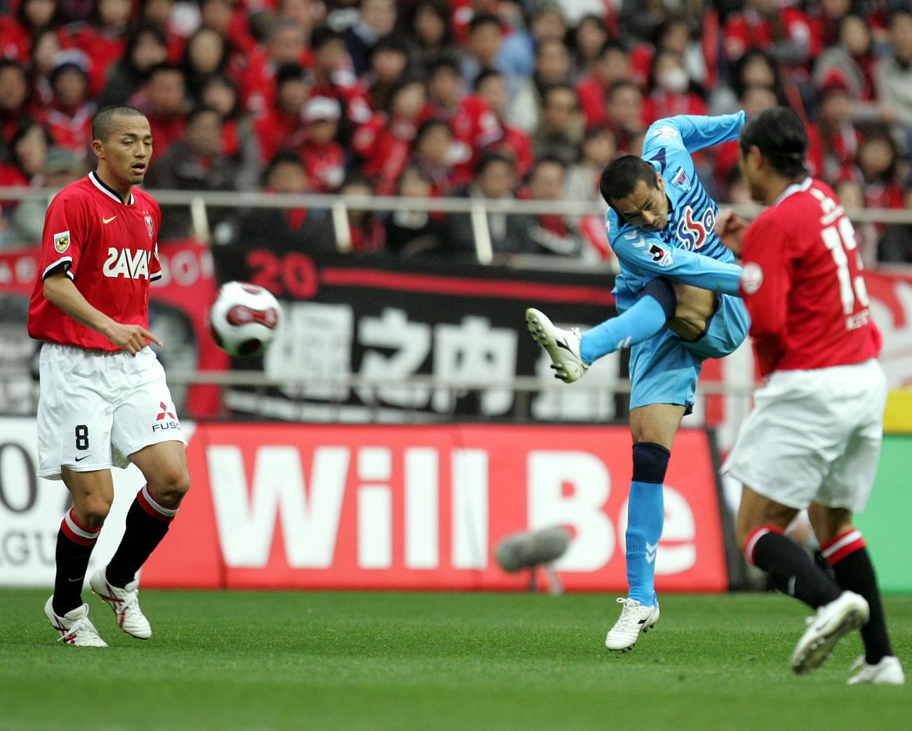 07年3月　浦和戦の前半44分、左足でゴールを決める横浜FC久保竜彦。左は浦和MF小野伸二