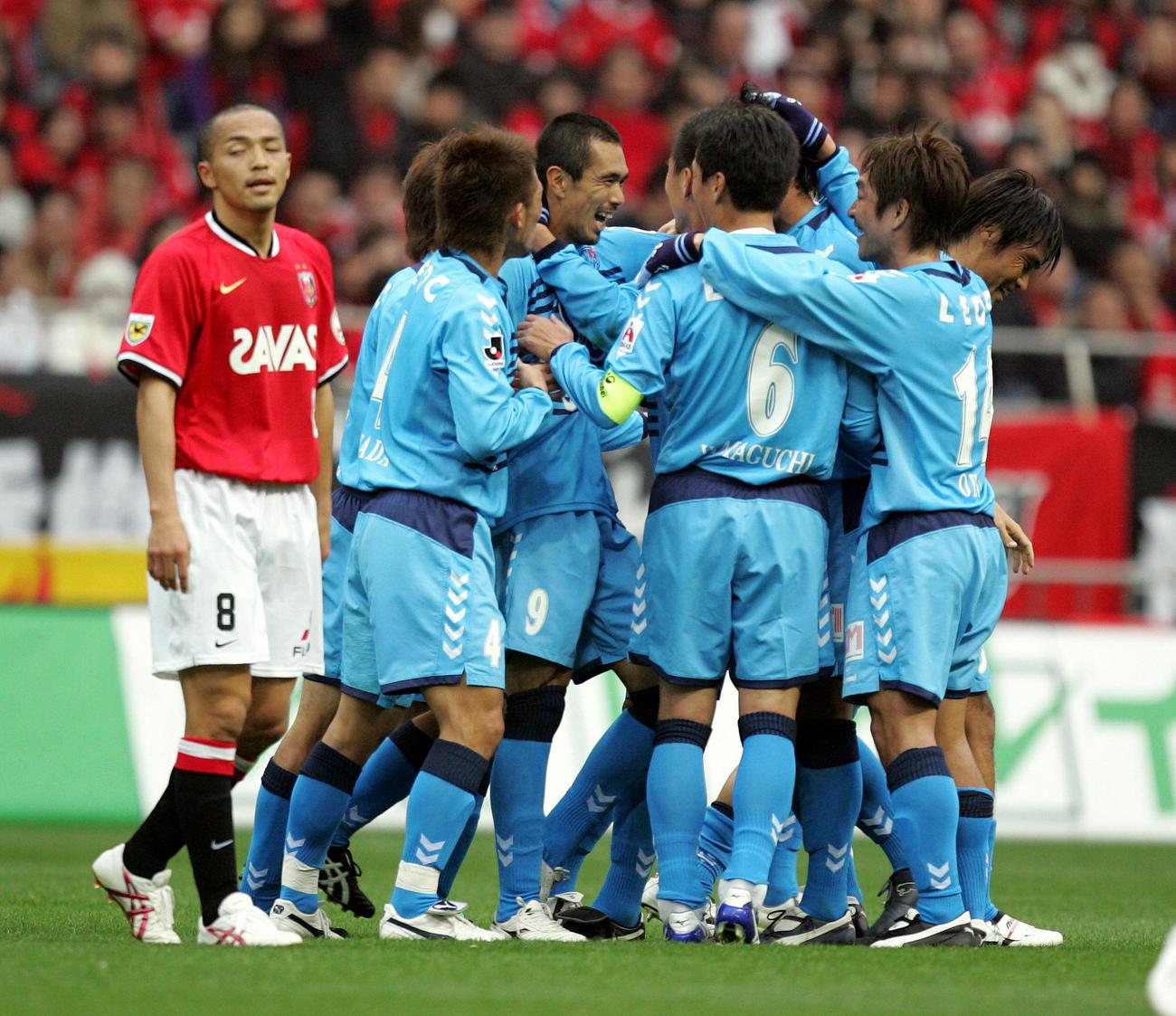 07年3月　浦和戦の前半44分、ゴールを決め仲間と喜び合う横浜FC久保竜彦。左は浦和小野伸二