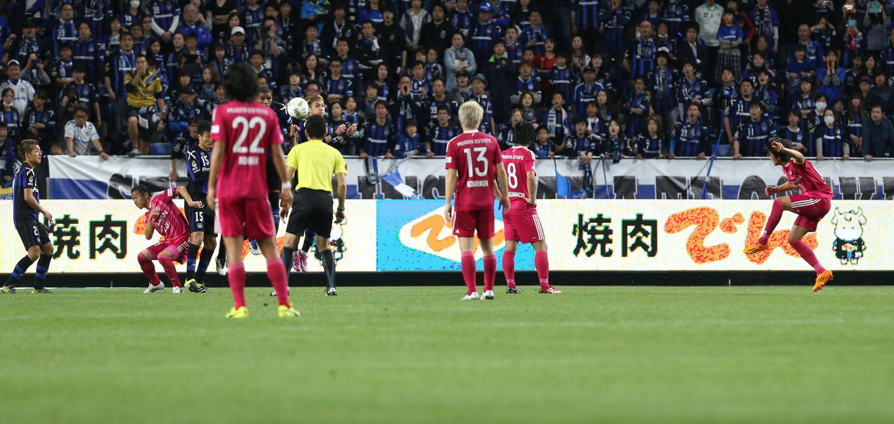 16年4月2日　G大阪戦の前半、同点のFKを決める横浜MF中村俊輔（右）