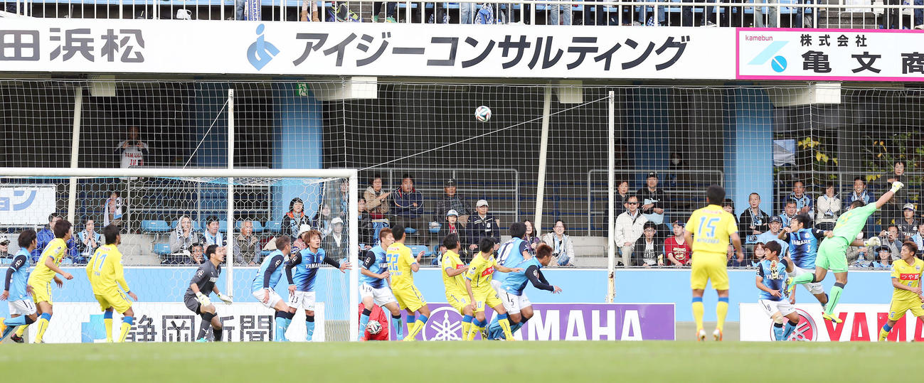 14年11月30日　磐田戦の後半ロスタイム、決勝ヘディングゴールを決める山形GK山岸（右から2人目）