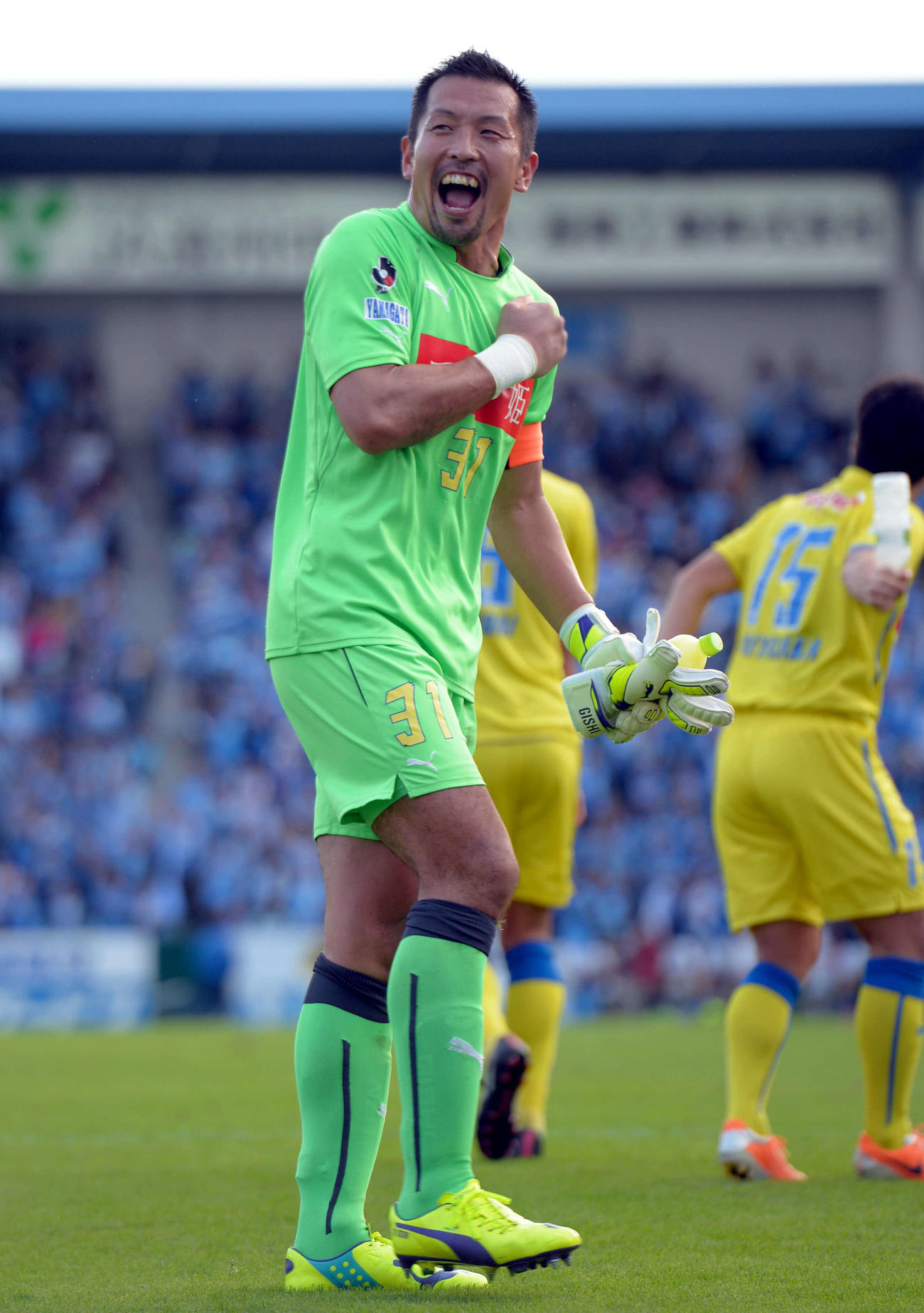 14年11月30日　磐田戦で決勝ゴールを決めた山形GK山岸は、サポーターの声援に笑顔で応える
