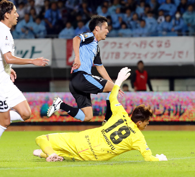 川崎F対神戸　後半、ゴールを決めた川崎F・MF大島僚太（左）はＤＦ登里亨平の祝福を受ける(2018年10月20日)