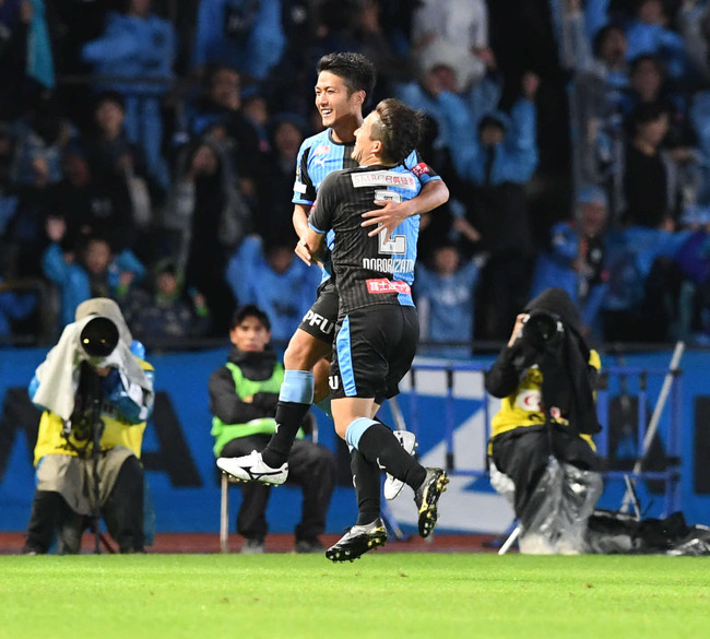 川崎F対神戸　後半、ゴールを決めた川崎F・MF大島僚太（左）はDF登里亨平の祝福を受ける(2018年10月20日)