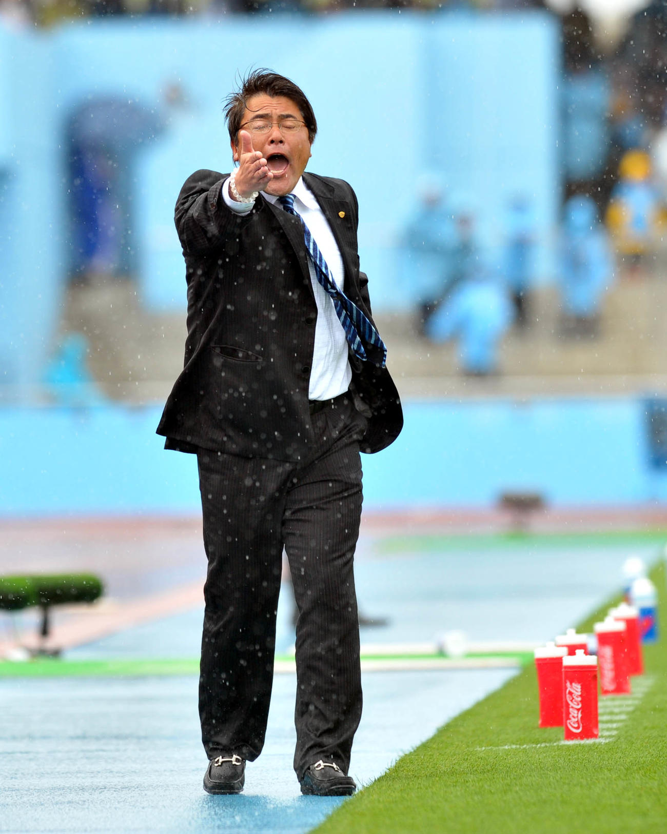 川崎F対仙台　ずぶぬれになりながら指示を出す仙台手倉森監督（2011年4月23日撮影・下田雄一）