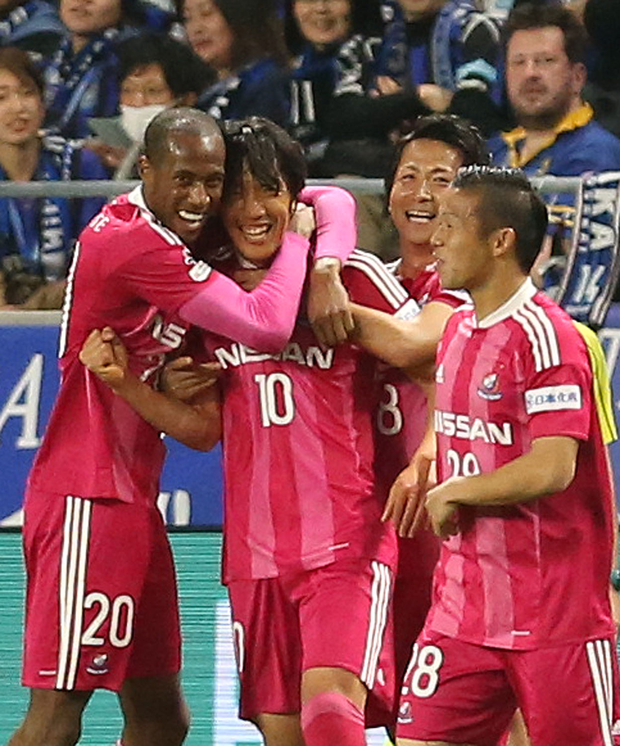 16年4月2日　G大阪戦の前半、同点のFKを決めた横浜MF中村俊輔（中央）はイレブンと大喜び