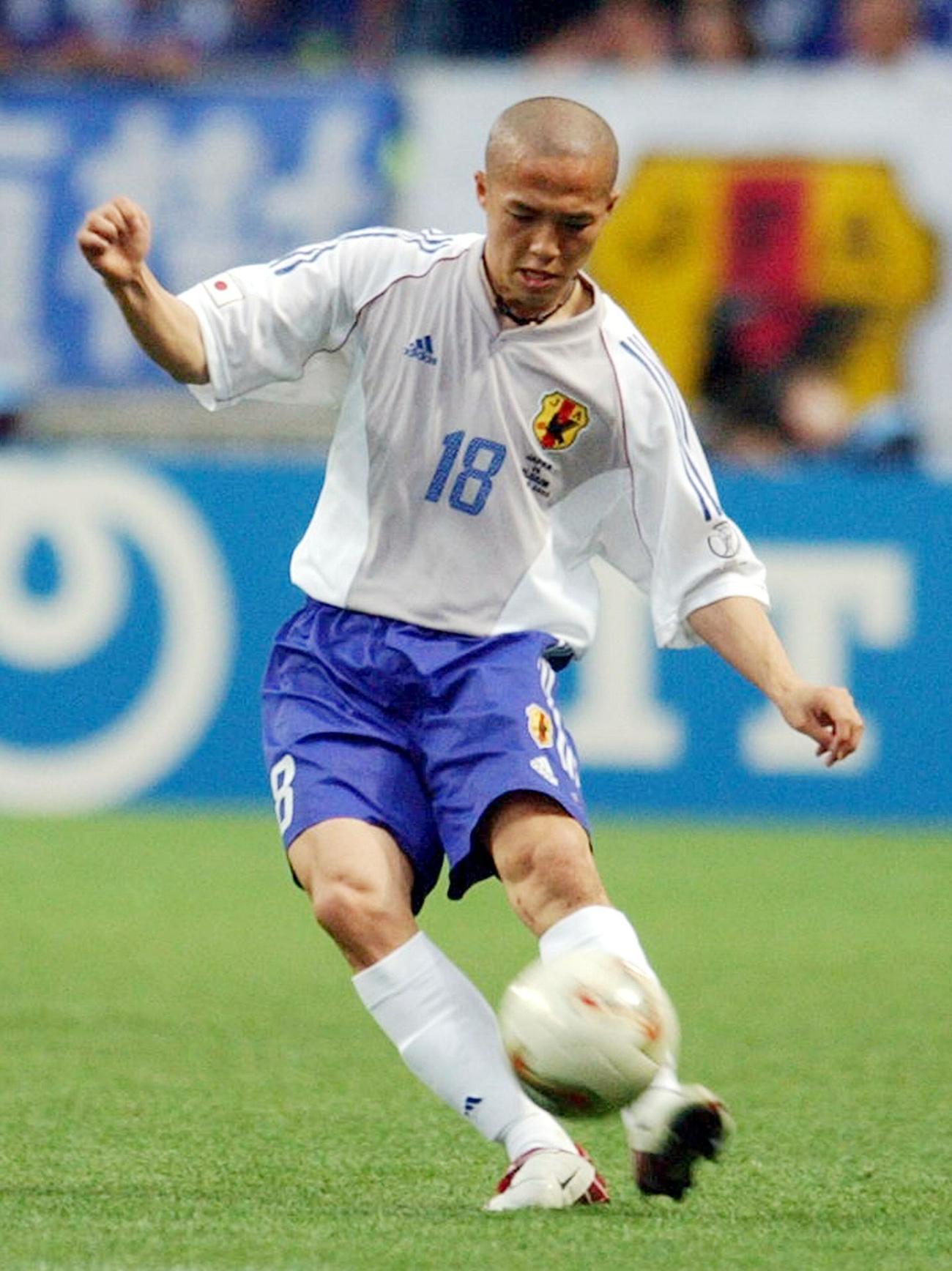 2002年日韓W杯　日本対ベルギー　前半15分、ゴール前にパスを出す小野伸二