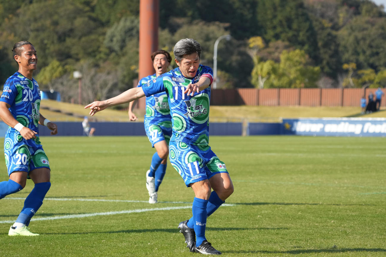 22年11月12日　FC大阪戦の前半、ヘディングシュートで同点ゴールを決めカズダンスを披露する鈴鹿三浦知良