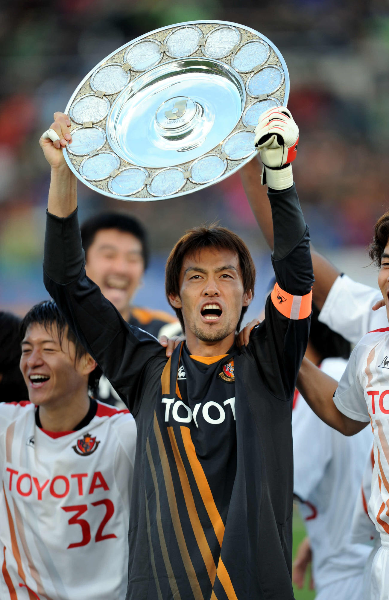 湘南対名古屋　シャーレを高々と掲げる名古屋GK楢崎正剛＝2010年11月20日