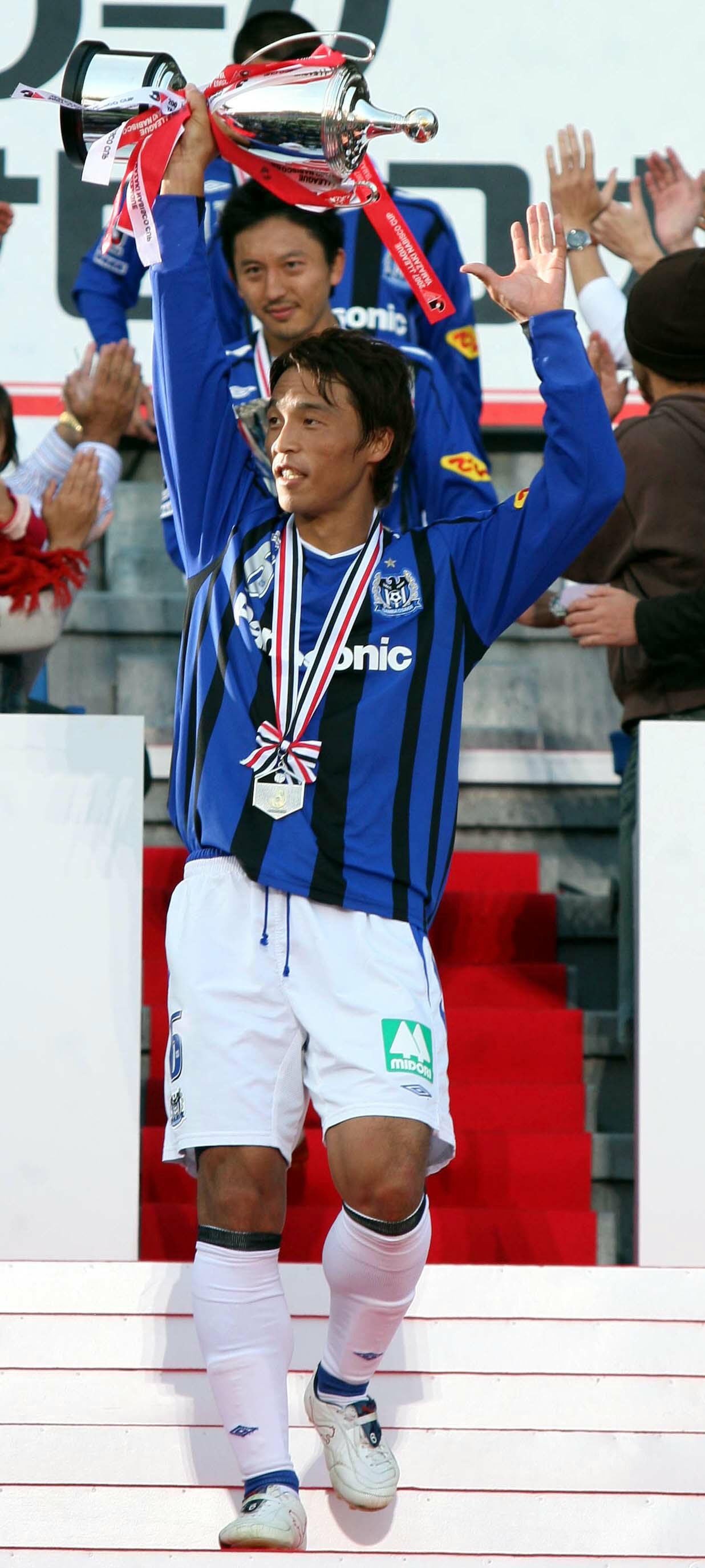 2007年ナビスコ杯・決勝戦　川崎F対G大阪　セレモニー後、優勝カップを持ちながら階段を下りるG大阪DF山口智（中央）らG大阪イレブン