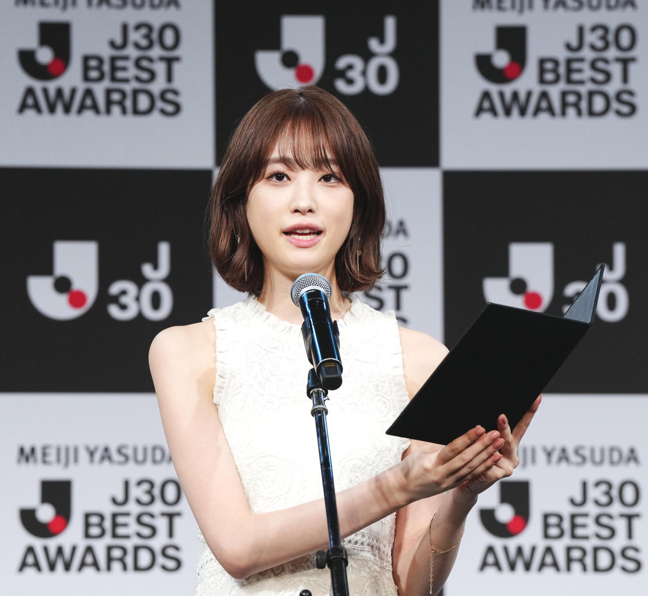 Jリーグ30周年記念イベント「明治安田J30ベストアウォーズ」でプレゼンターを務める高橋ひかる（撮影・江口和貴）