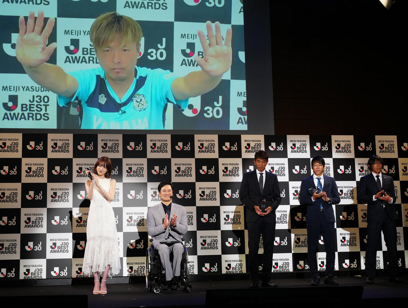 Jリーグ30周年記念イベント「明治安田J30ベストアウォーズ」でMVPに輝いた磐田遠藤（上）。左から高橋ひかる、国枝氏、ベストイレブンの井原氏、中村憲氏、中村俊氏（撮影・江口和貴）