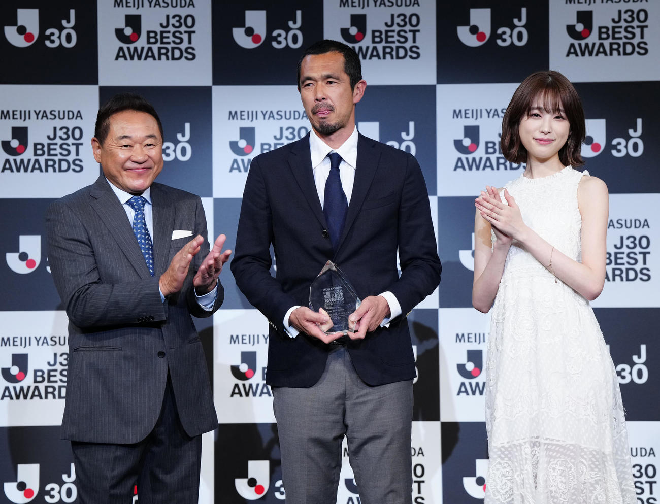Jリーグ30周年記念イベント「明治安田J30ベストアウォーズ」でミドル・ロングシュート部門のベストゴールに選ばれた久保氏（中央）。左は松木氏、右は高橋ひかる（撮影・江口和貴）