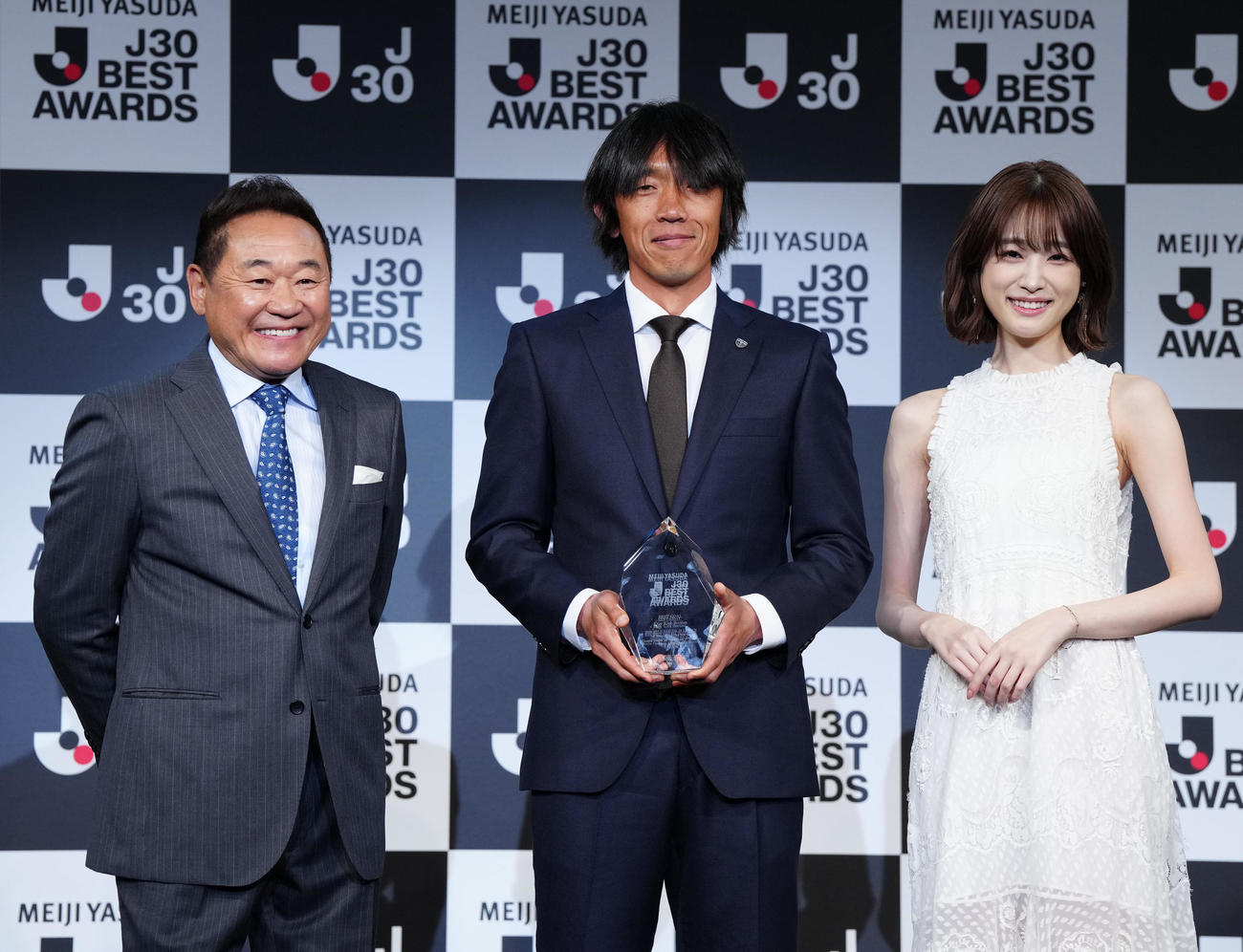 Jリーグ30周年記念イベント「明治安田J30ベストアウォーズ」でフリーキック部門のベストゴールに選ばれた中村俊輔氏（中央）。左は松木氏、右は高橋ひかる（撮影・江口和貴）