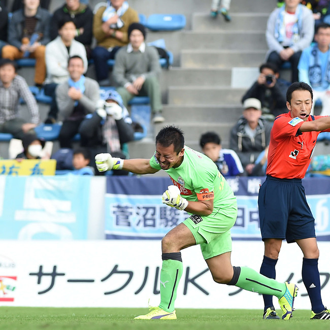 １昇格プレーオフ準決勝　磐田対山形　後半終了間際、決勝ゴールを決め喜びを爆発させる山形ＧＫ山岸範宏（左）（2014年11月30日）