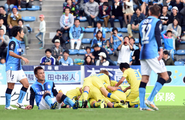 J２　J１昇格プレーオフ準決勝　磐田対山形　後半終了間際、CKからヘディングで決勝ゴールを決めた山形GK山岸範宏に馬乗りになって祝福する山形イレブン（2014年11月30日）