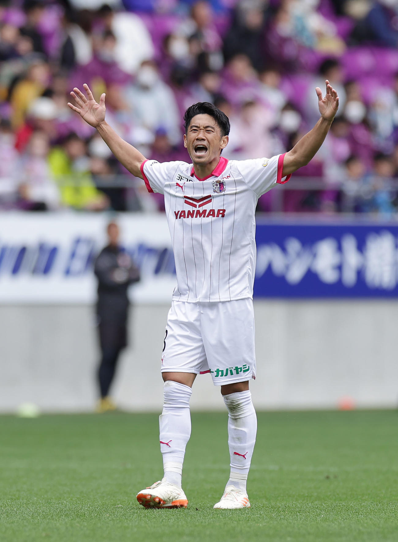 5月14日の京都戦、味方選手を鼓舞するC大阪香川真司