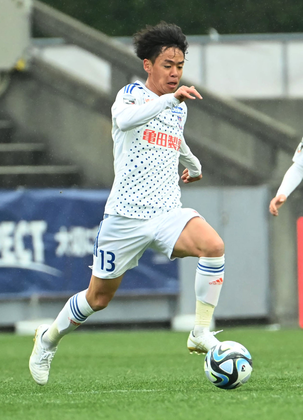 2月18日、C大阪戦でドリブルで前進する新潟伊藤涼太郎