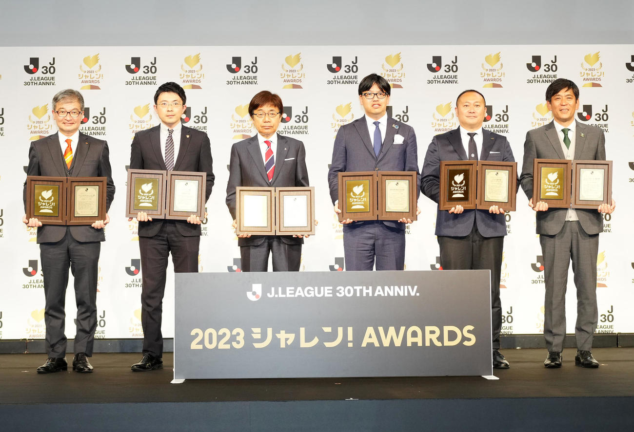 Jリーグ30周年記念イベント「2023Jリーグシャレン！アウォーズ」で写真に納まる、左から名古屋小西社長、藤枝徳田社長、富山左伴社長、水戸小島社長、山形相田社長、鳥取塚野社長（撮影・江口和貴）