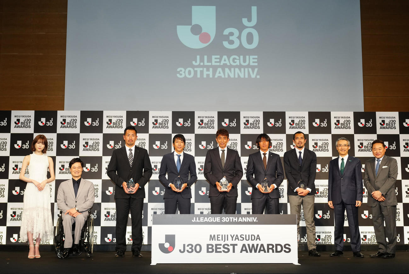 Jリーグ30周年記念イベント「明治安田J30ベストアウォーズ」で写真に納まる井原氏（中央）ら。左から高橋ひかる、国枝氏、山岸氏、中村憲氏、1人おいて中村俊氏、久保氏、明治安田生命永島社長、松木氏（撮影・江口和貴）