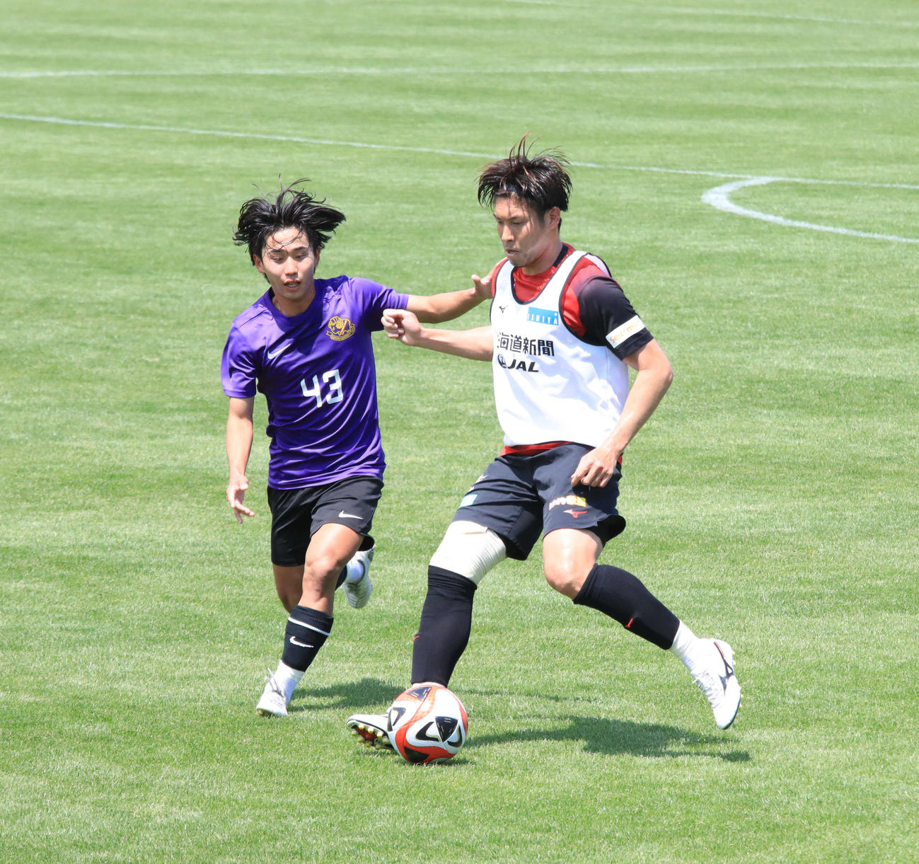 札幌大との練習試合で実戦復帰した札幌深井（右）（撮影・保坂果那）