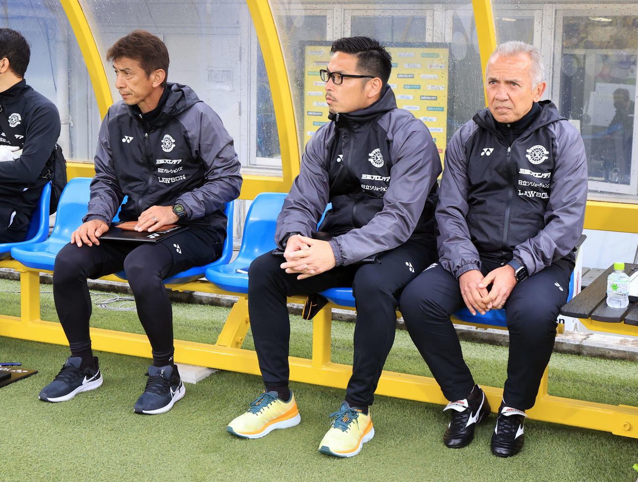 ベンチでの柏ネルシーニョ監督（右）。左は井原正巳ヘッドコーチ（2023年5月13日撮影）
