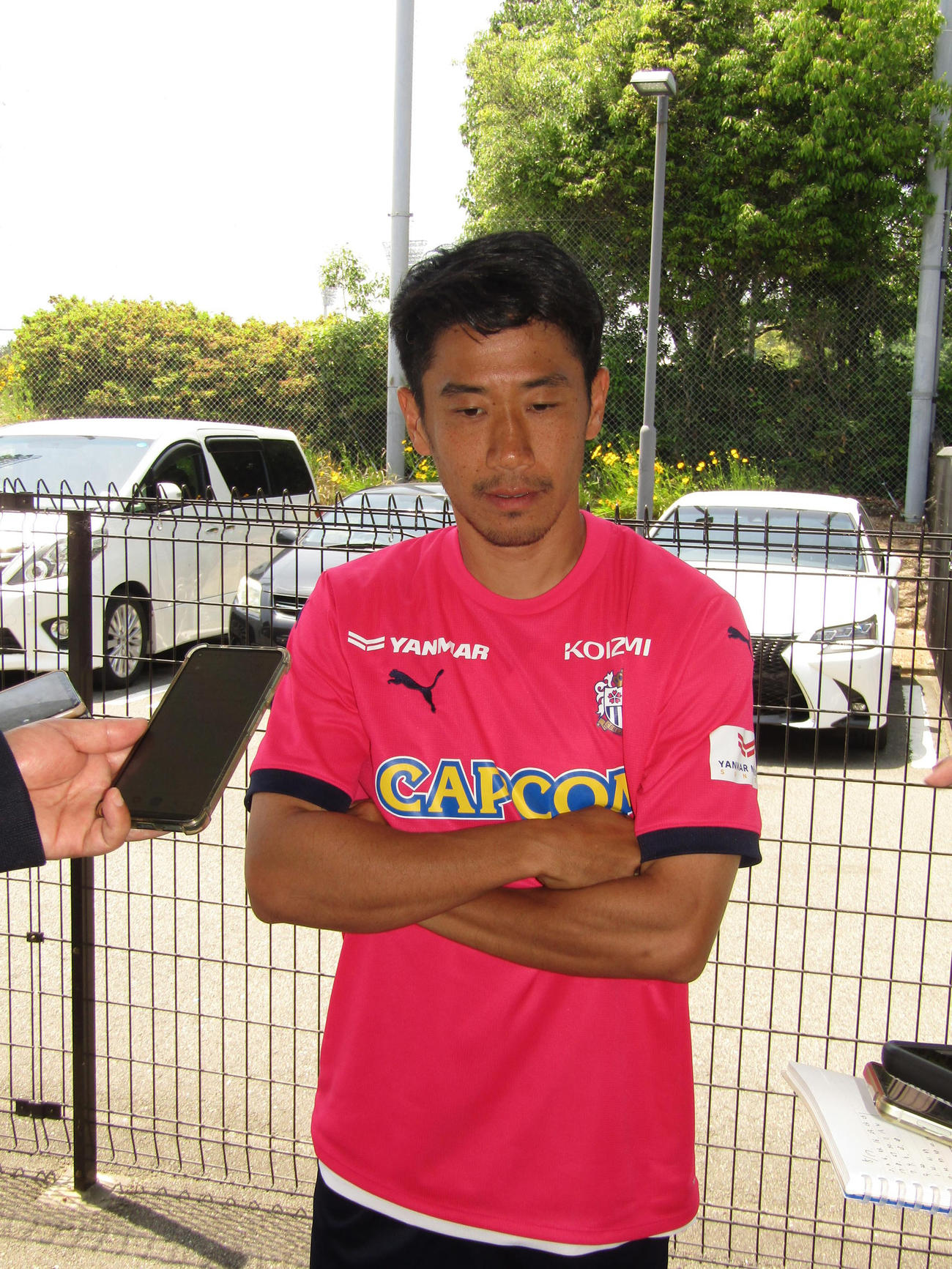 公開練習後、取材に応じるC大阪香川