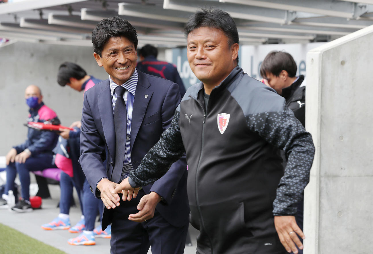 京都対C大阪　試合前、京都曹監督（右）と握手しあいさつを交わすC大阪小菊監督（2023年5月14日撮影）