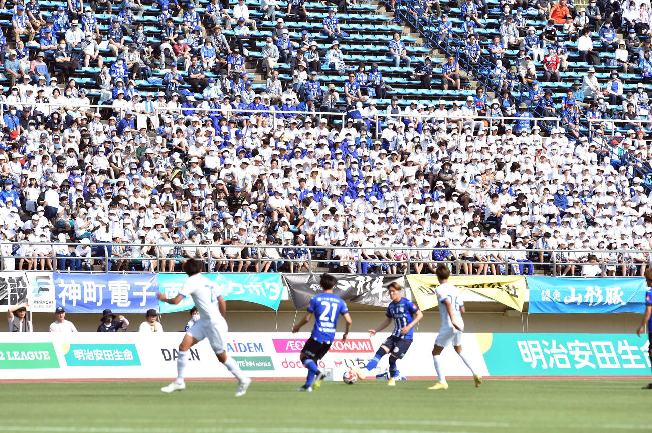 山形対大分　後半、イレブンのプレーに注目する小中高生ら（後方）（撮影・相沢孔志）