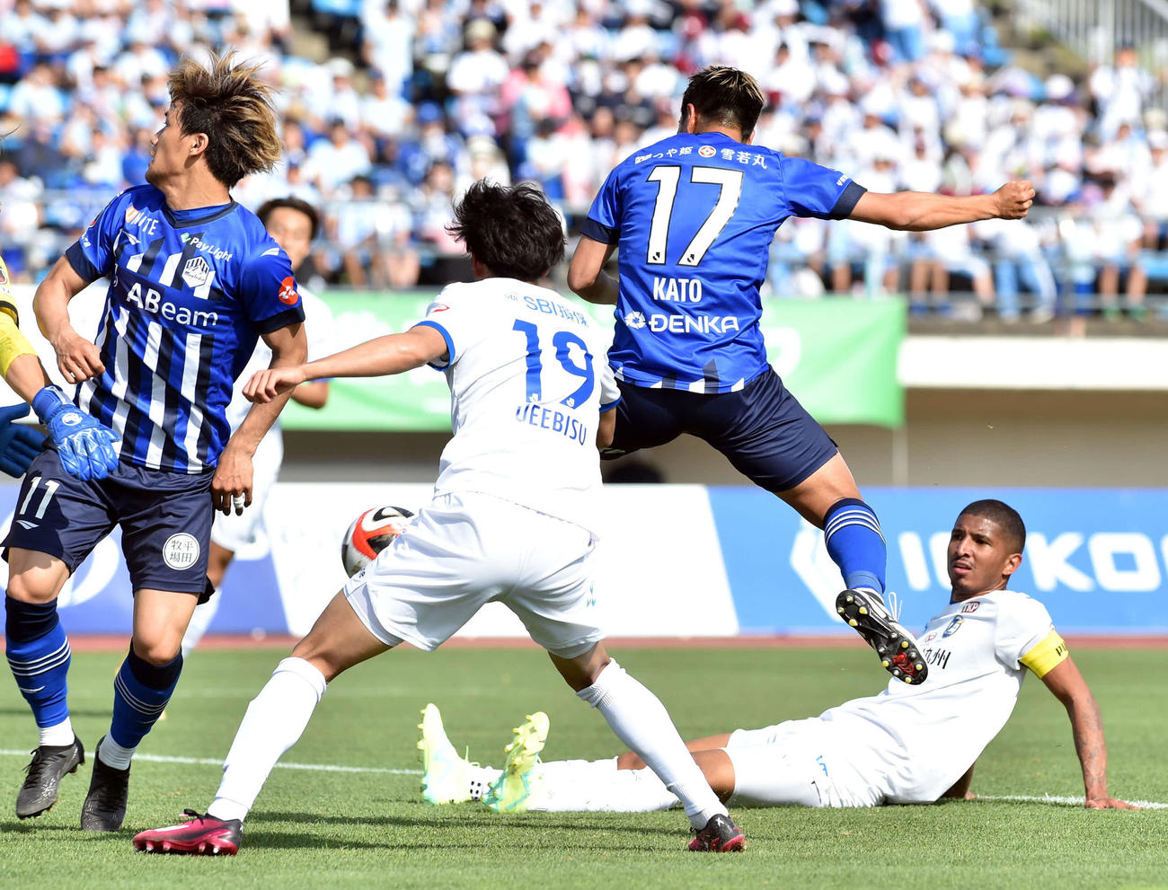 後半37分、4点目のゴールを決めるMF加藤