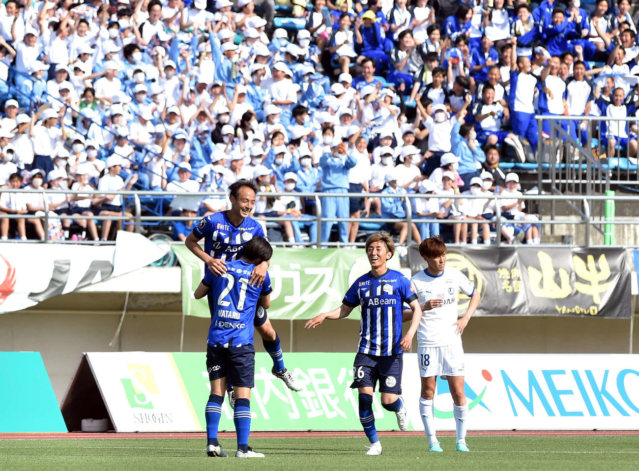 後半40分、5点目のゴールを決め、MF田中と抱き合うMF藤田（撮影・相沢孔志）