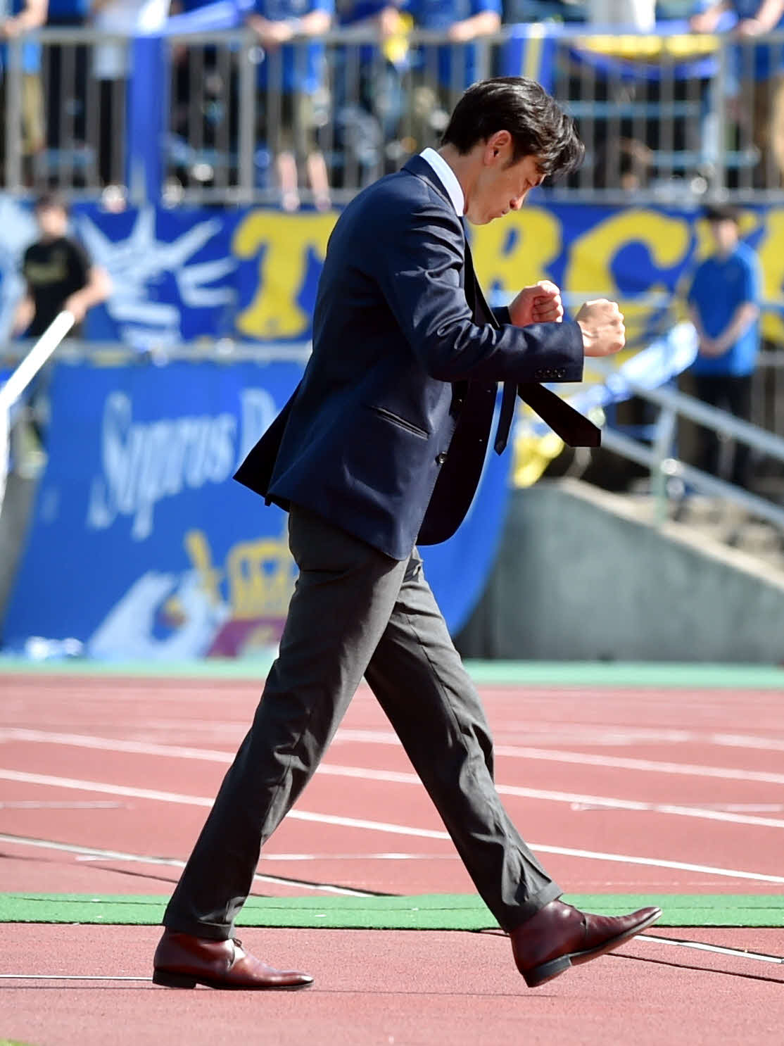 大分に完勝し、両拳を握る渡辺監督