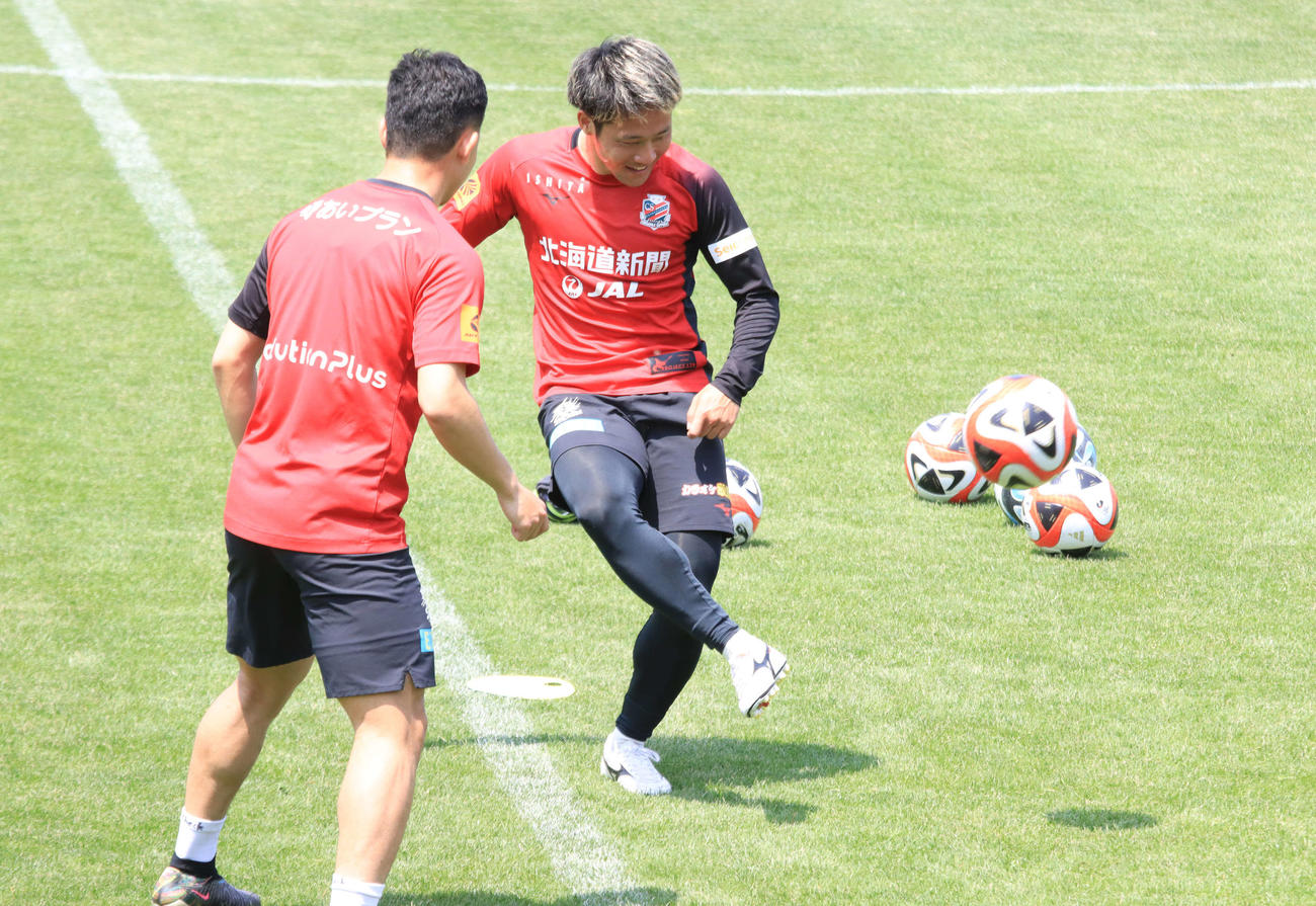 京都戦前日練習でボール回しに参加する札幌小柏（右）（撮影・保坂果那）
