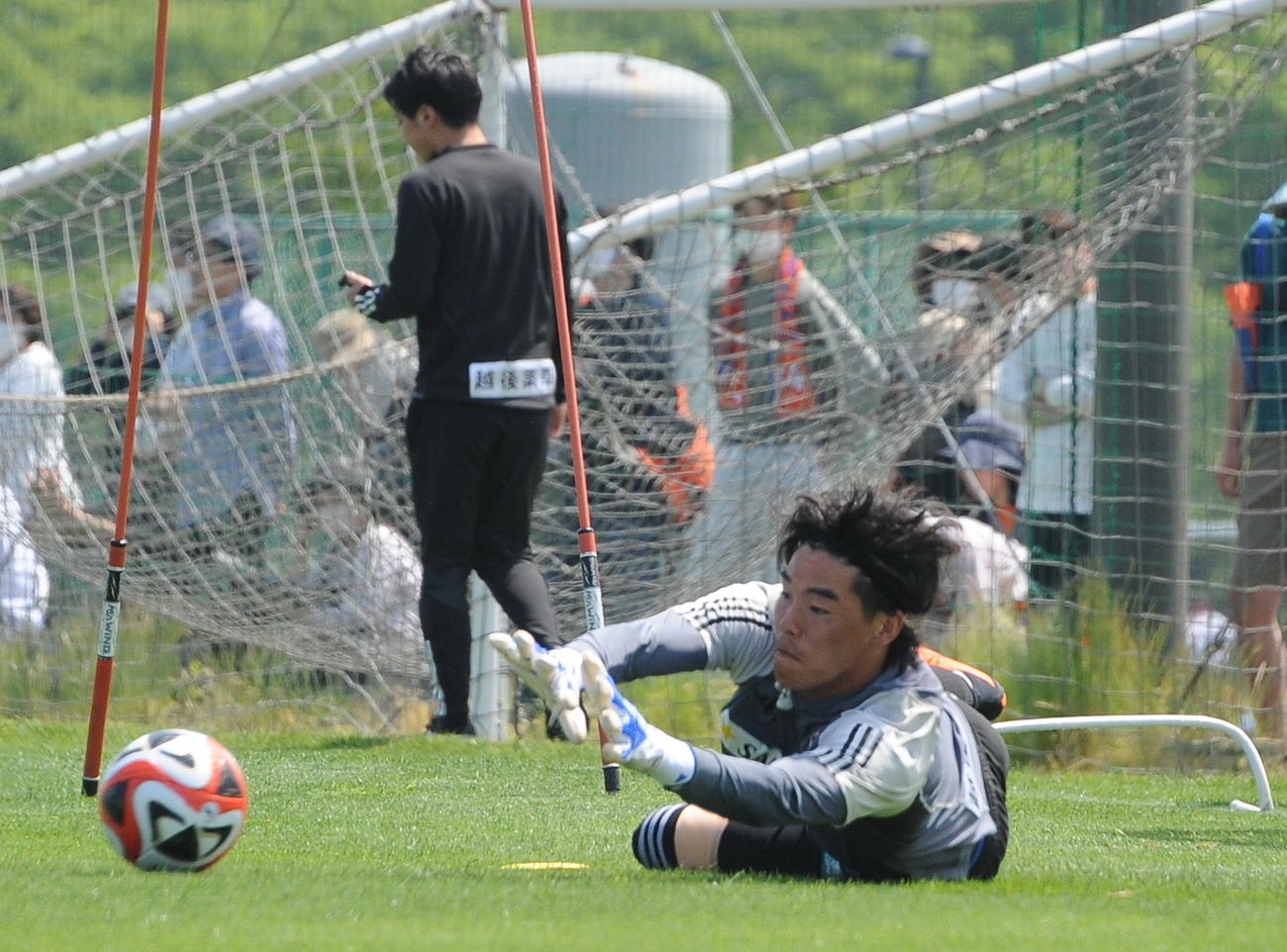 鳥栖戦に向けた16日の練習でボールに飛びつく小島