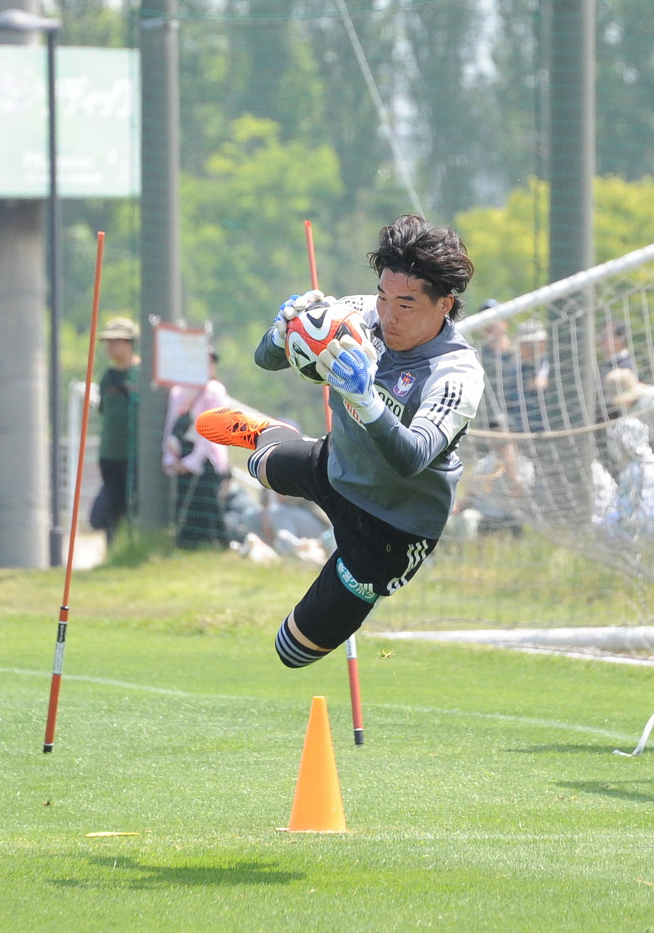 鳥栖戦に向けた16日の練習でボールをキャッチする小島