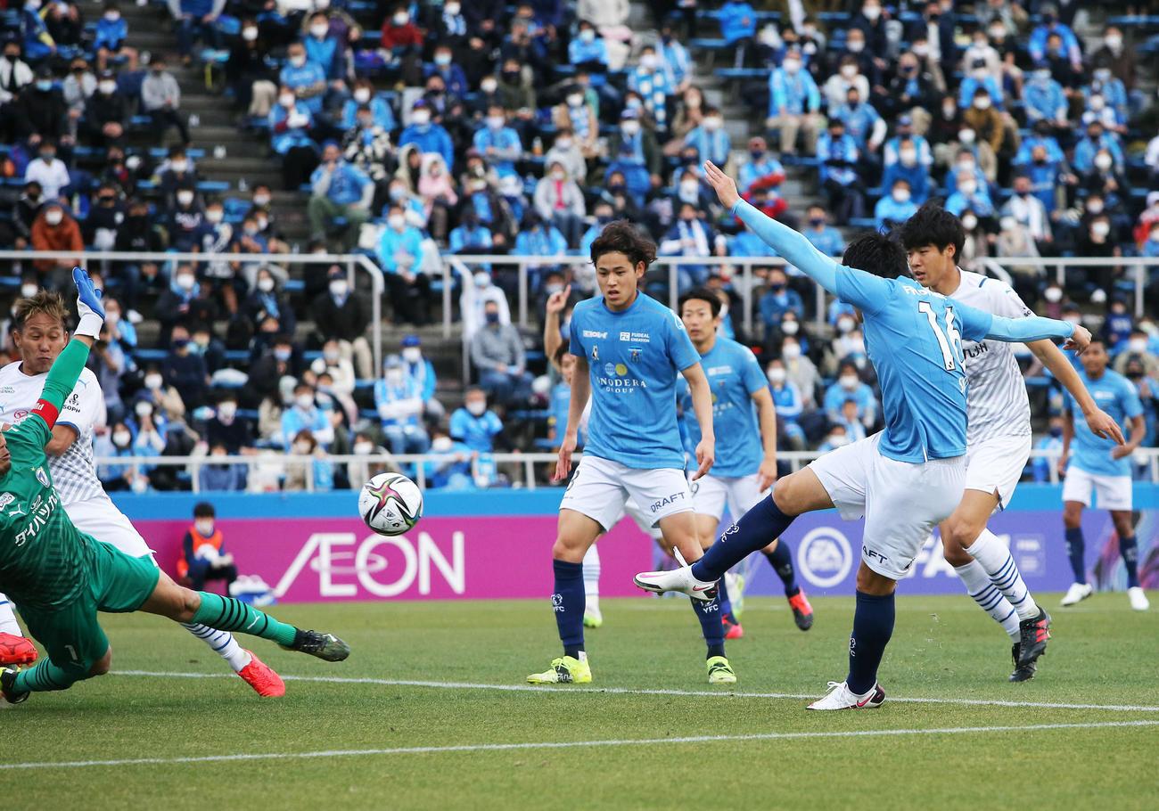 横浜FC・FW伊藤翔（右）（2021年3月6日撮影）
