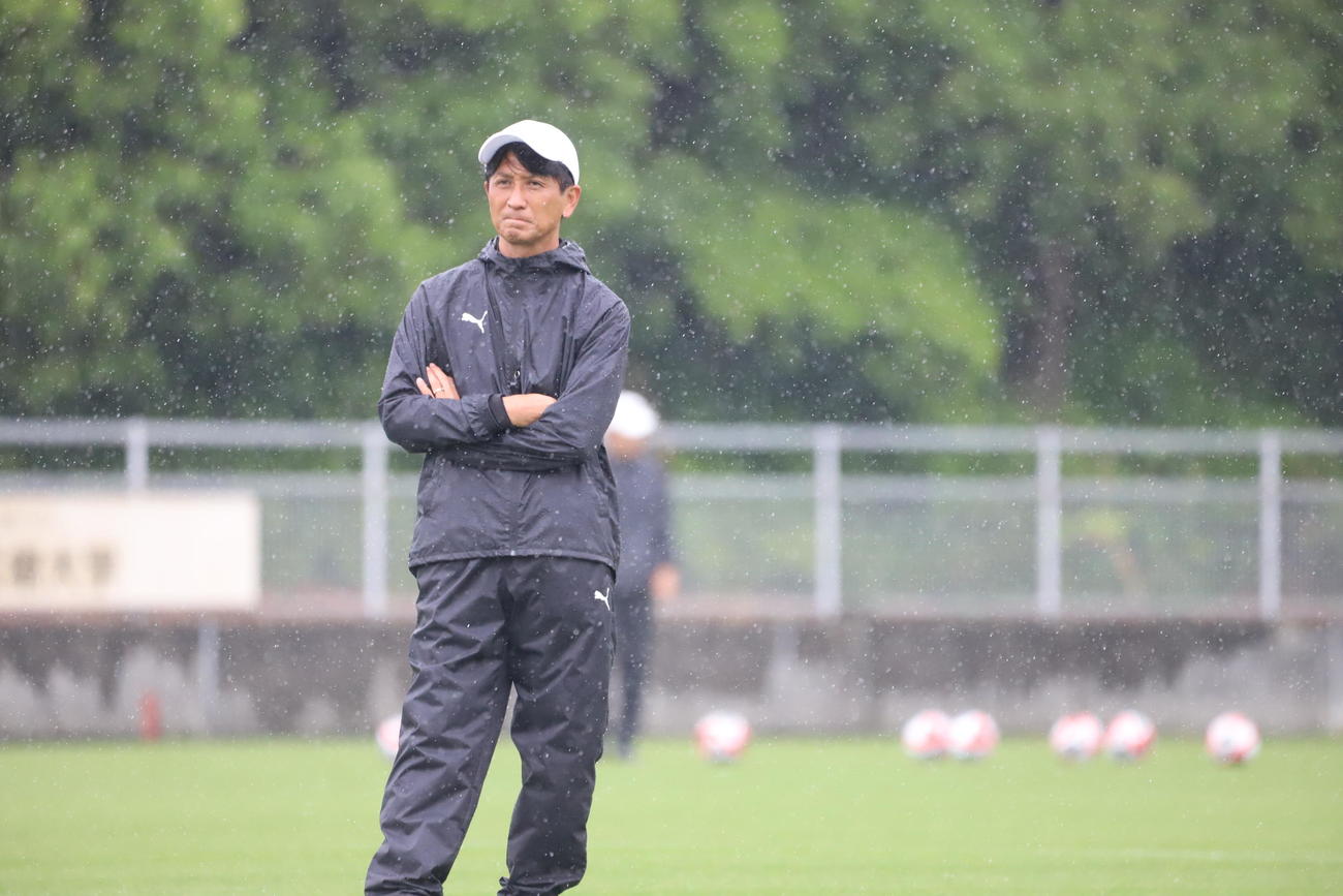 5月19日の前日練習を見守るC大阪・小菊昭雄監督（C）CEREZO OSAKA