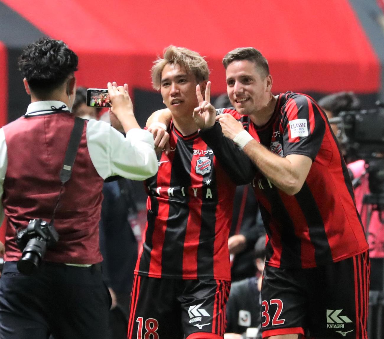 札幌対京都　試合後、Vサインで記念撮影する札幌浅野（中央）（撮影・黒川智章）