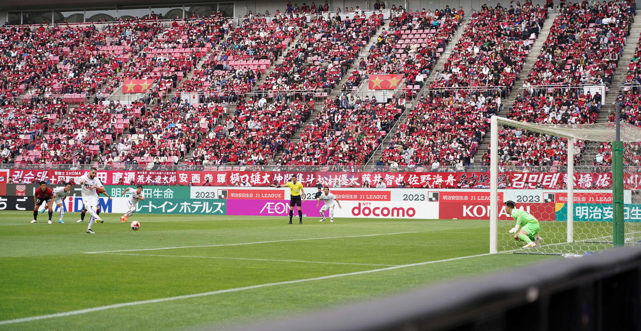 鹿島対東京　前半、東京ディエゴ・オリヴェイラがPKを決める。鹿島GK早川（撮影・井上学）