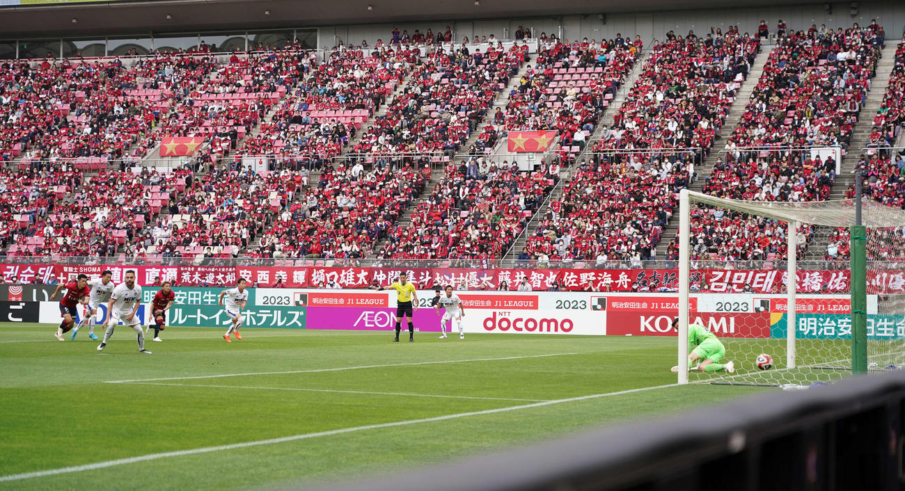 鹿島対東京　前半、東京ディエゴ・オリヴェイラがPKを決める。鹿島GK早川（撮影・井上学）
