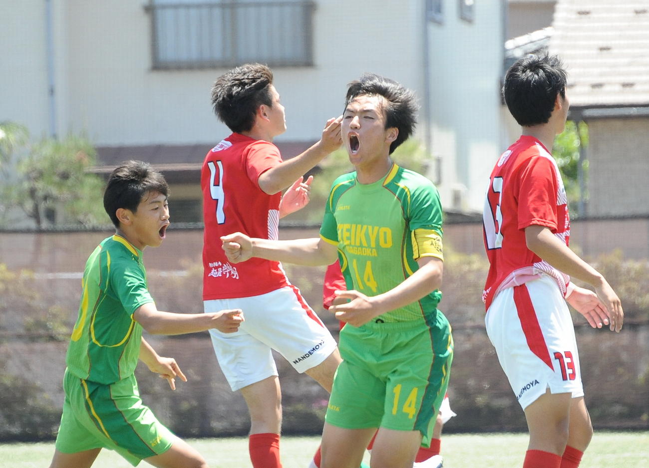 1－0の後半23分に追加点を決め、雄たけびをあげる帝京長岡・堀（中央）