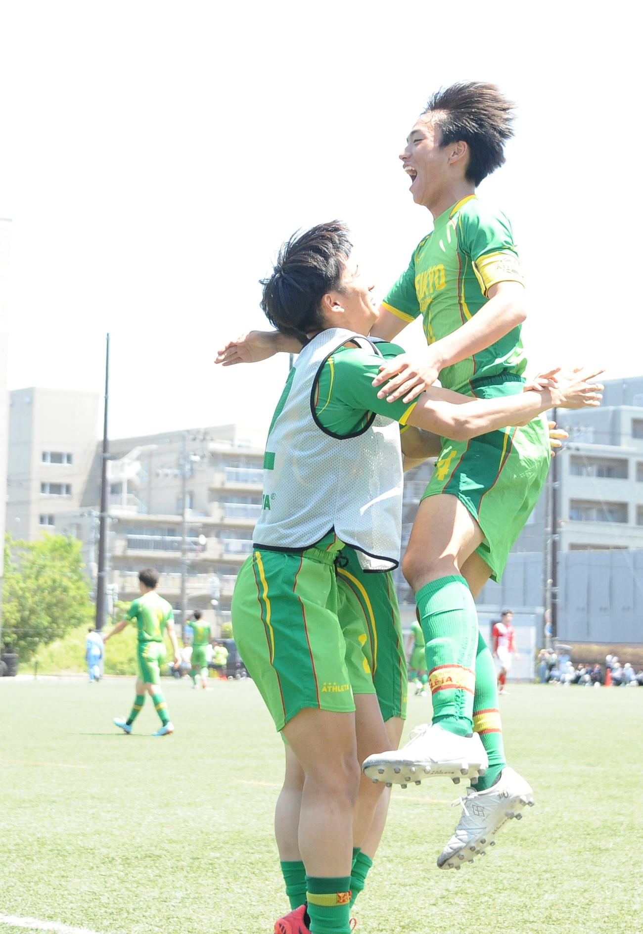 1－0の後半23分に追加点を決め、ベンチメンバーに跳びついて喜ぶ帝京長岡・堀（右）