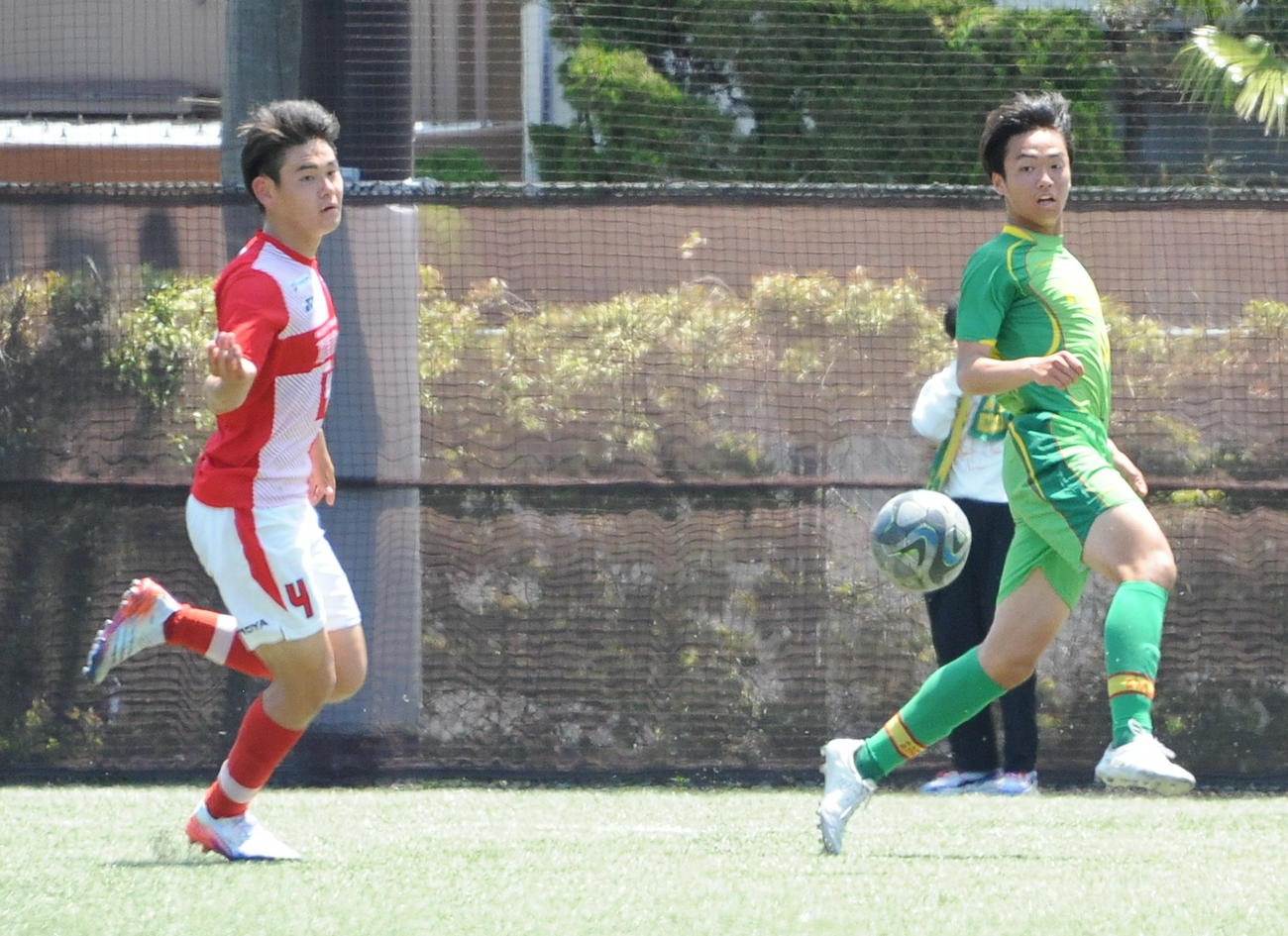 後半18分に先制点をアシストする帝京長岡・堀（右）