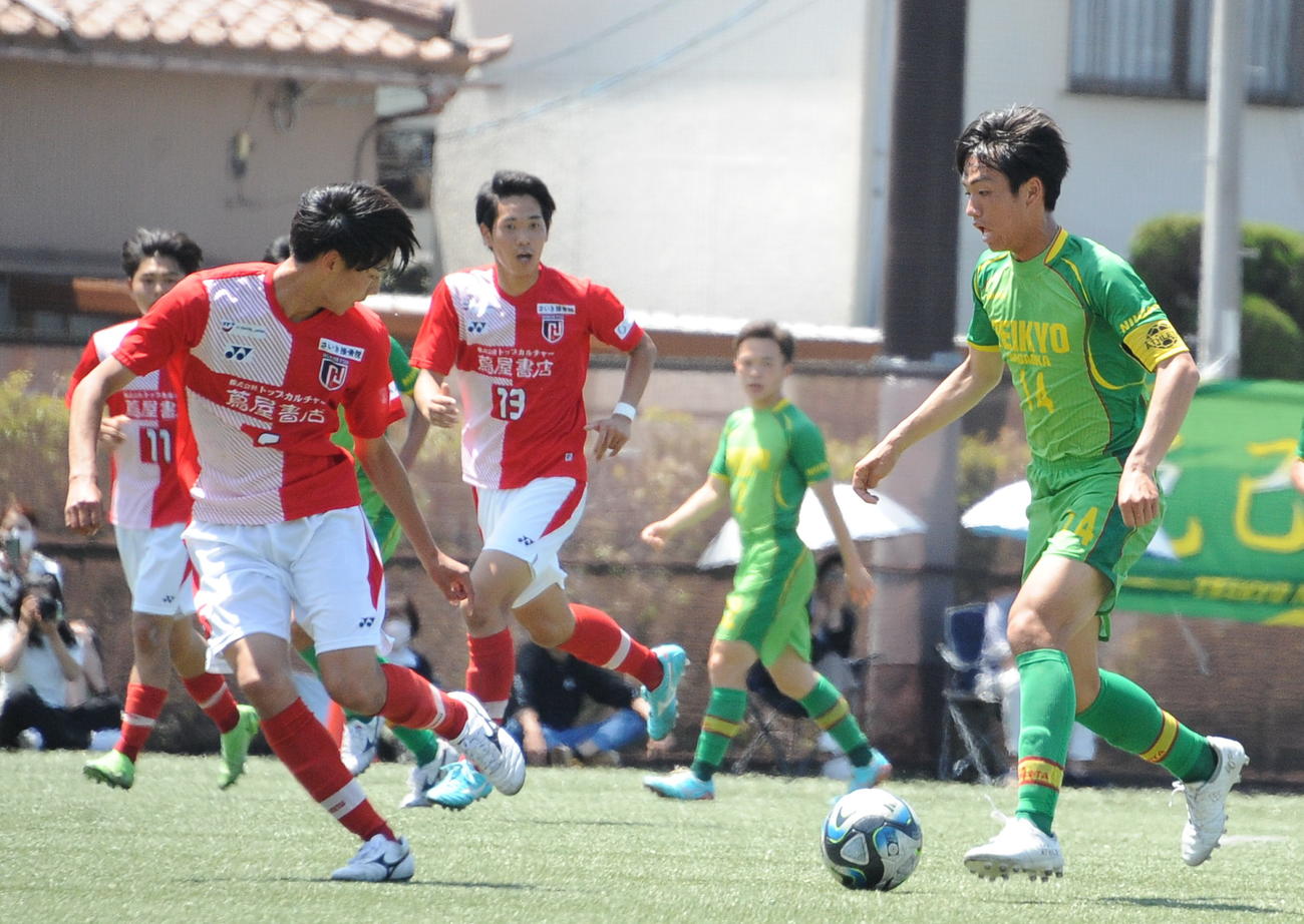 得意のドリブルで敵陣を切り裂く帝京長岡・堀（右）
