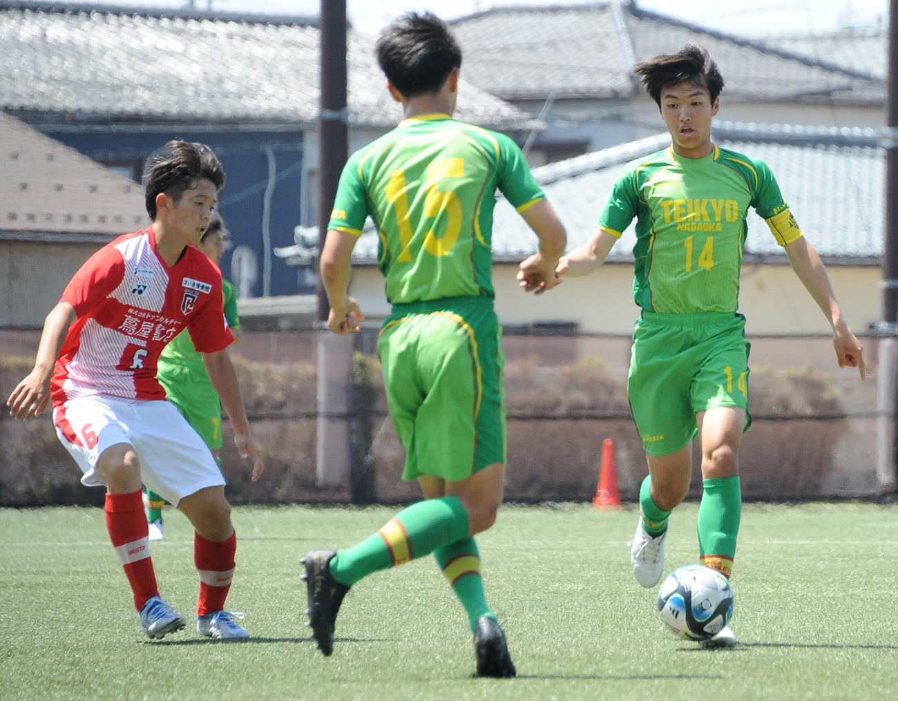 得意のドリブルで敵陣を切り裂く帝京長岡・堀（右）