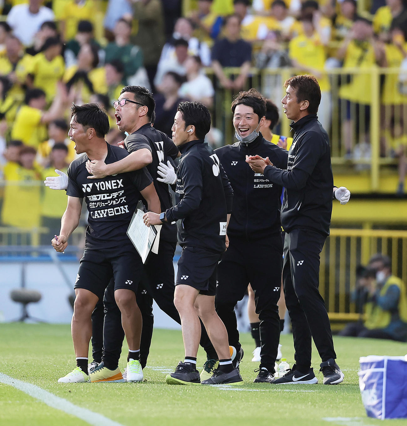 柏対神戸　後半、オウンゴールで同点とし喜ぶ柏井原監督（右端）ら（撮影・足立雅史）