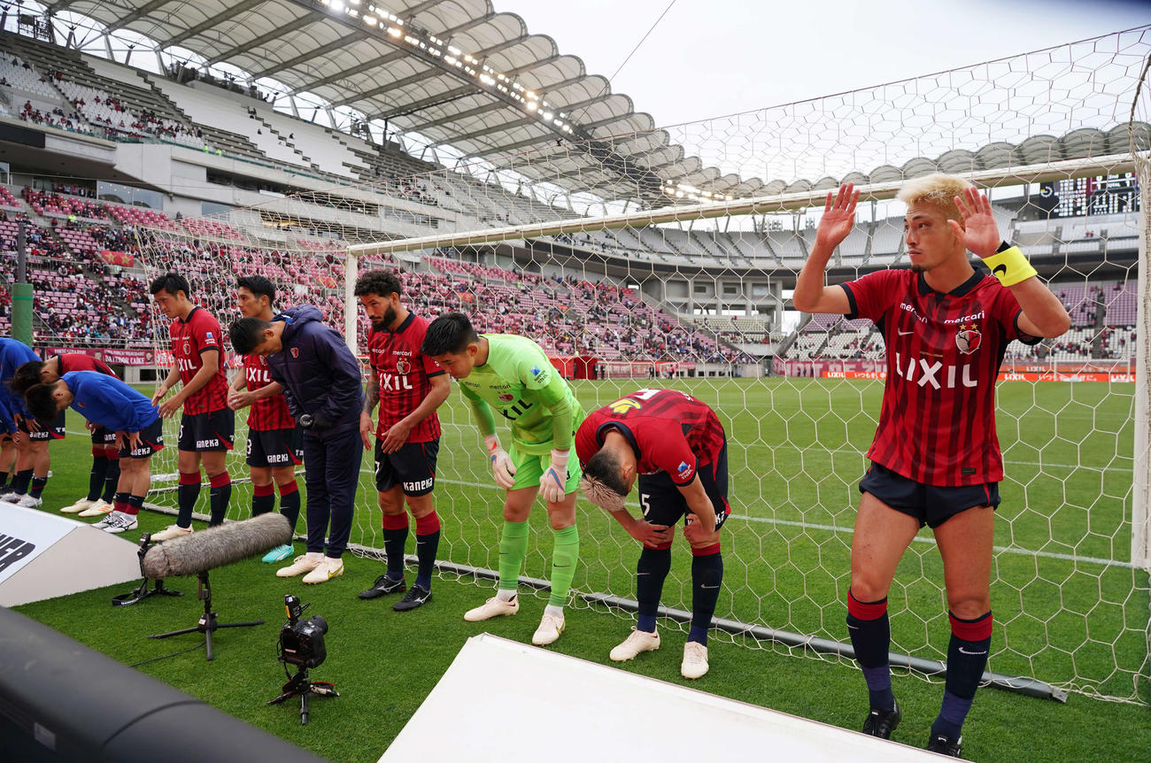 鹿島対東京　東京と引き分けた鈴木（右端）ら鹿島の選手はサポーターにあいさつする（撮影・井上学）