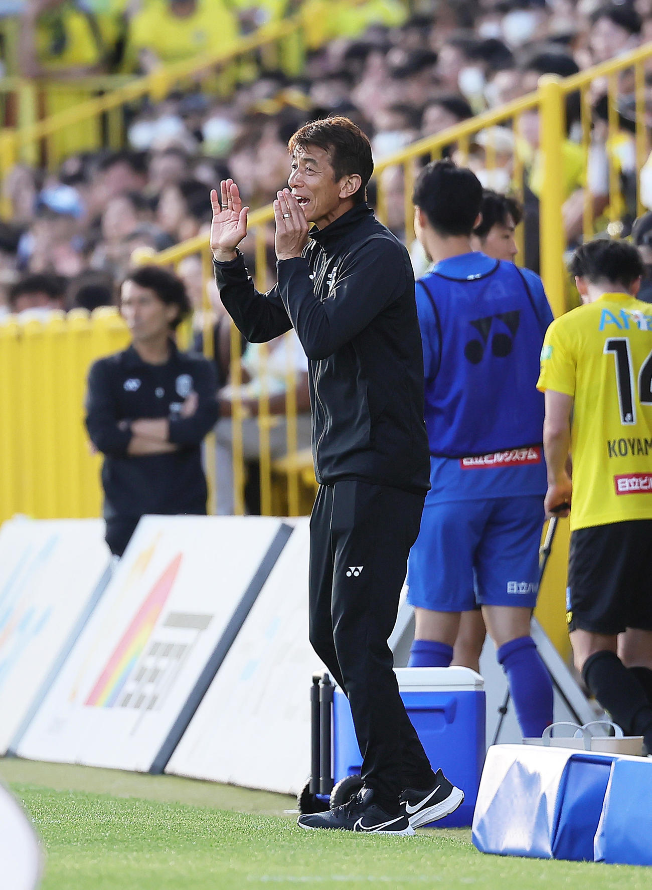 柏対神戸　後半、指示を出す柏井原監督（撮影・足立雅史）